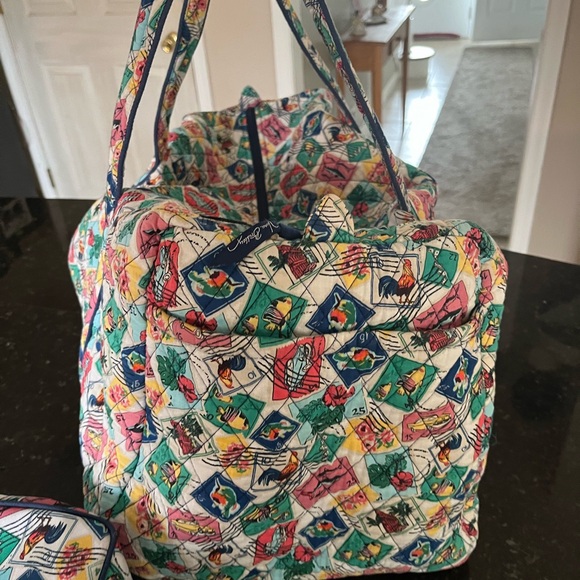 Vera Bradley large duffel Cuban Stamps and cosmetic case set! - Picture 8 of 12